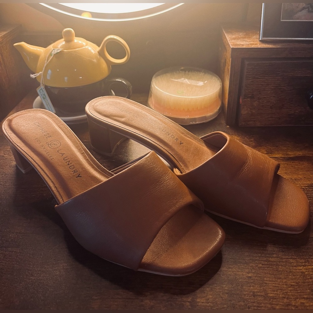 CHINESE LAUNDRY BLOCK MULE HEEL